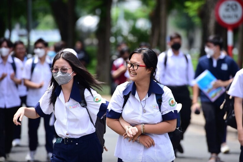 Nhiều thí sinh sau khi hoàn thành bài thi khen đề thi có nhiều câu hỏi sáng tạo, tự tin sẽ đạt điểm cao. Ảnh: Báo Tuổi trẻ.