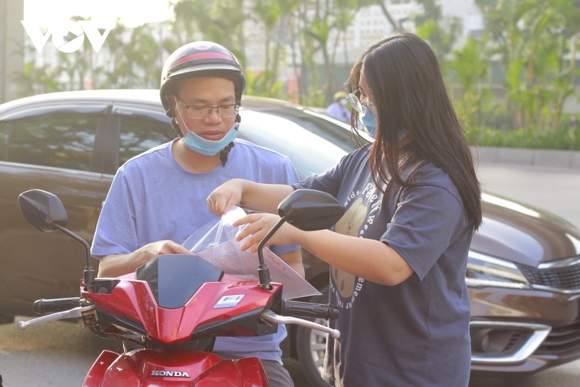 Thời tiết Hà Nội hôm nay mát mẻ, khoảng 28-33 độ. Nhiều em mang theo tài liệu tranh thủ đọc lại bài trước lúc vào phòng thi.