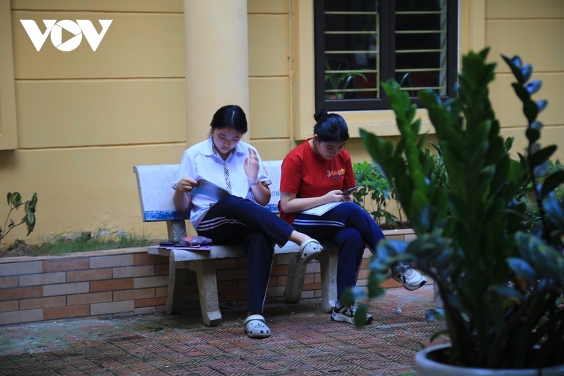 Theo tờ VnExpress, hơn 4.280 học sinh sáng nay thi vào lớp 10 trường chuyên Nhân văn và Tự nhiên, tỷ lệ chọi chuyên Văn cao nhất - 1/13,26.