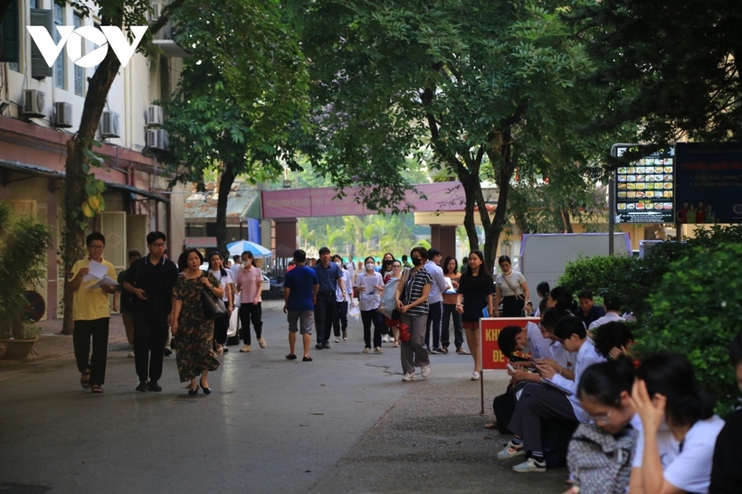 Nhiều thí sinh tranh thủ ôn lại bài trước giờ vào thi.