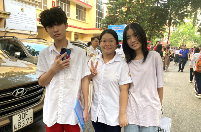 Đến trường thi từ sớm, Hoàng Khánh Chi và Phạm Duy Hưng, cùng trường THCS Mạc Đĩnh Chi, Hà Nội, đứng trò chuyện, động viên nhau bình tĩnh và làm bài tốt. Chi cho biết dậy từ 4h30 do hồi hộp, nhưng không quá lo lắng vì đã chuẩn bị kỹ."Em thi chuyên Sử, học khá tốt môn này nên cũng tự tin", Chi nói. "2-3 ngày trước, em không ôn nhiều mà đọc qua bài và đề".