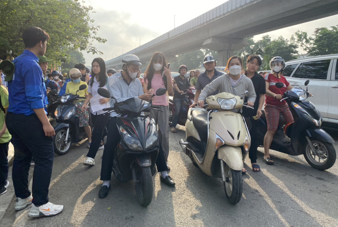 Giao thông ùn tắc tại 2 điểm thi vào trường THPT chuyên ở Hà Nội - 16