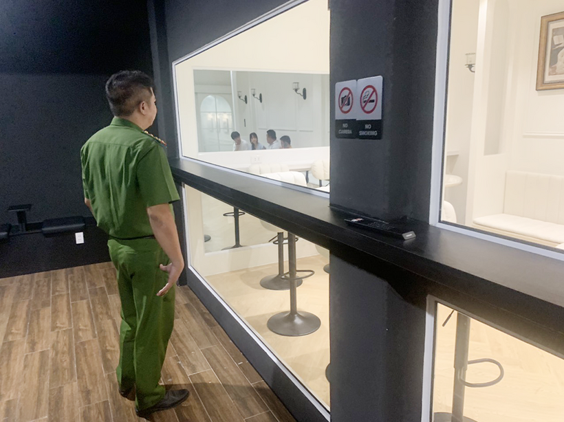 “Tuy nhiên để nói về góc độ những hành vi mà mạng xã hội lan truyền vừa qua thì phía phường Bến Thành chưa có cơ sở. Do đó, bước đầu phường chỉ thực hiện lập biên bản đối với các hành vi liên quan đến người lao động cũng như vệ sinh an toàn thực phẩm”, bà Triều nói và cho biết những thông tin có liên quan đến quán cà phê này, phường sẽ tiếp tục kiểm tra và xử lí trong thời gian tới.