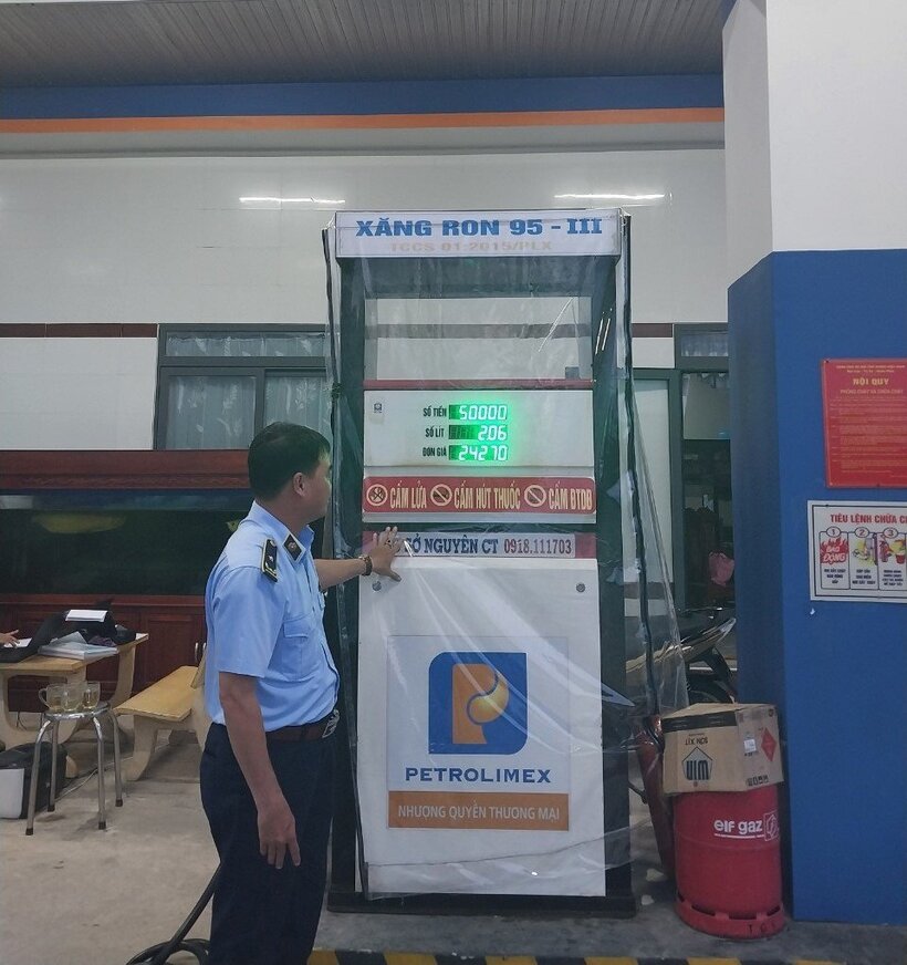 Lực lượng chức năng kiểm tra đột xuất cây xăng.