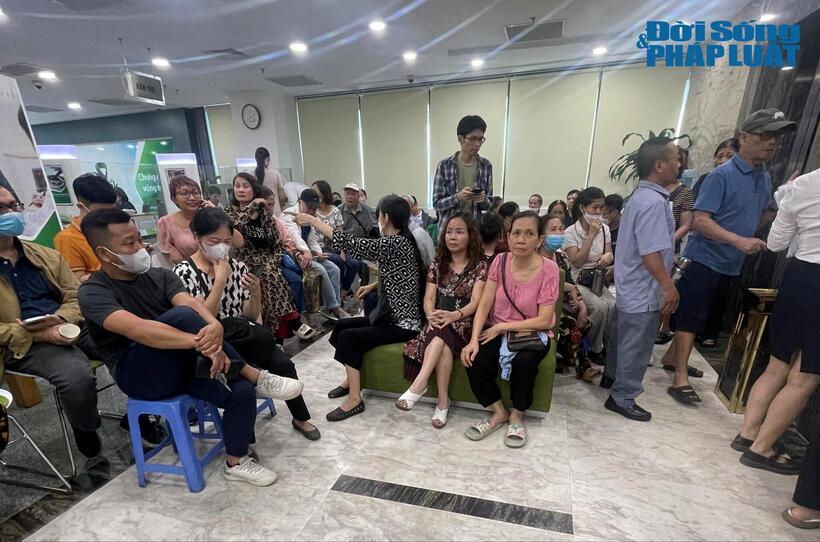 Người dân chen chân chờ mua vàng ngay đầu giờ chiều 3/6 tại trụ sở Ngân hàng Vietcombank.