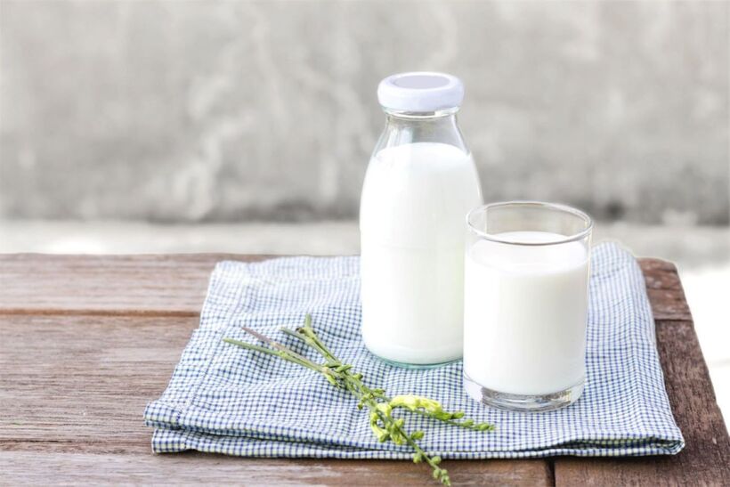 Cửa tủ lạnh thường xuyên được mở ra đóng lại, khiến nhiệt độ thay đổi thất thường, ảnh hưởng đến chất lượng sữa vì vậy nên cho sữa vào hộp đứng phía trong. Ảnh minh họa