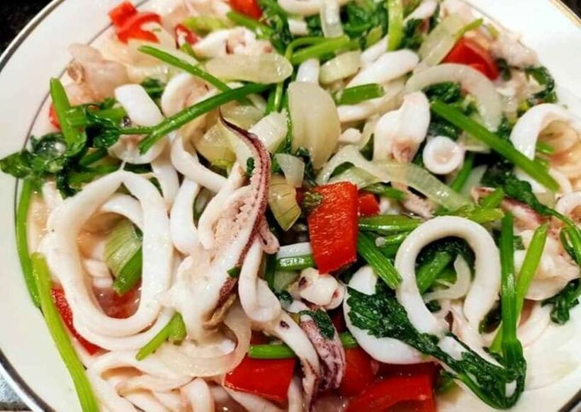Mực xào cần tây là món ăn đơn giản, dễ làm mà lại rất ngon miệng