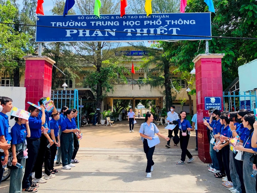 Thí sinh phấn khởi khi hoàn thành bài thi vào lớp 10. Ảnh: Báo Bình Thuận