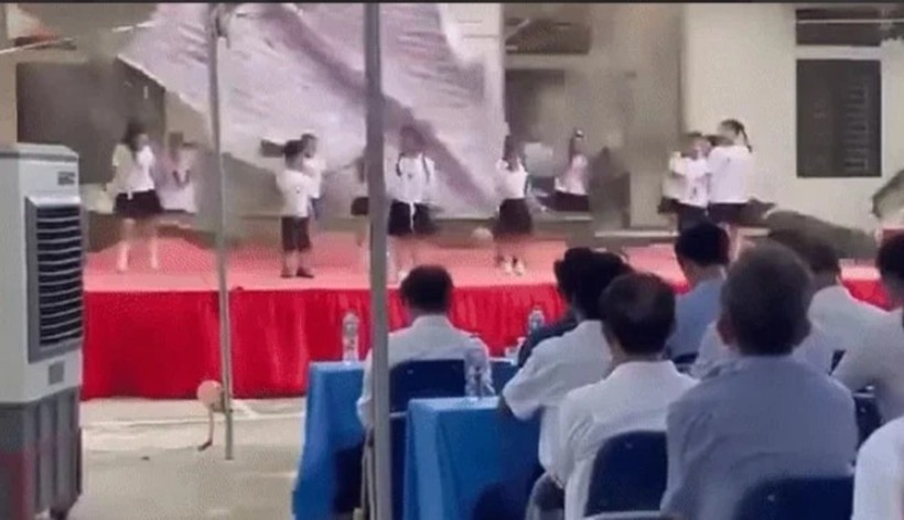 Hình ảnh vữa sập xuống sân khấu khi đang biểu diễn văn nghệ. Ảnh: Pháp luật TP.HCM