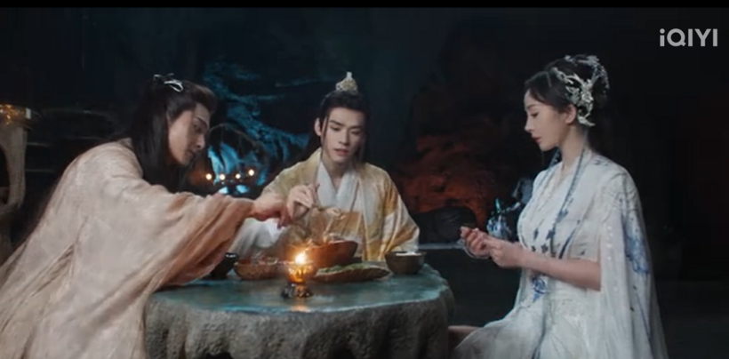 Đông Phương Nguyệt Sơ và Đồ Sơn Lạc cùng lúc gắp đồ ăn cho Đồ Sơn Hồng Hồng.