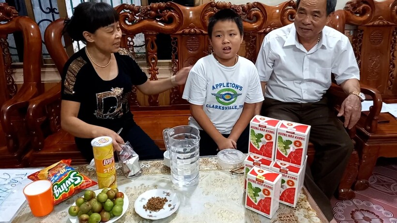 Hình ảnh vợ chồng chú Xuân Chính và bé Xuân Đăng