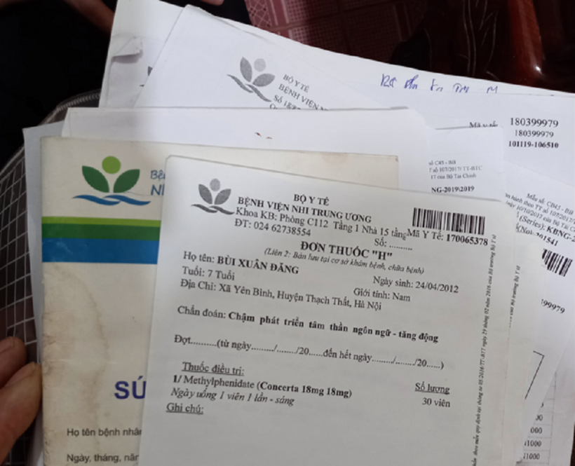 Các tờ kết quả khám của Xuân Đăng dày đặc từ năm 2 tuổi đến năm 7 tuổi