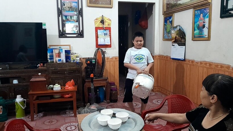 Đăng không chỉ tự chủ trong sinh hoạt cá nhân mà còn biết giúp đỡ mẹ công việc nhà