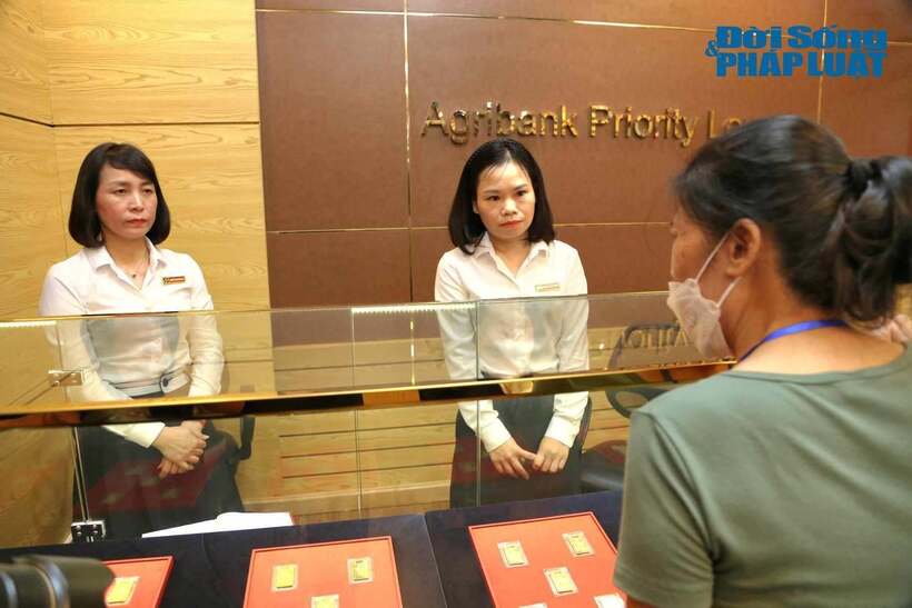 Các nhân viên Agribank phục vụ người dân mua bán vàng.