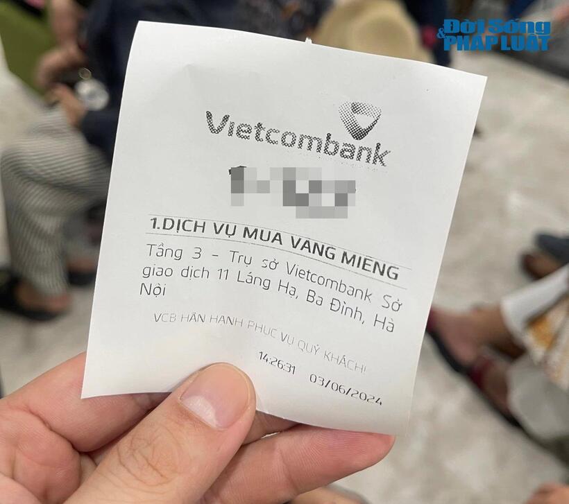 Phiếu thứ tự được ngân hàng Vietcombank phát cho khách hàng mua vàng.