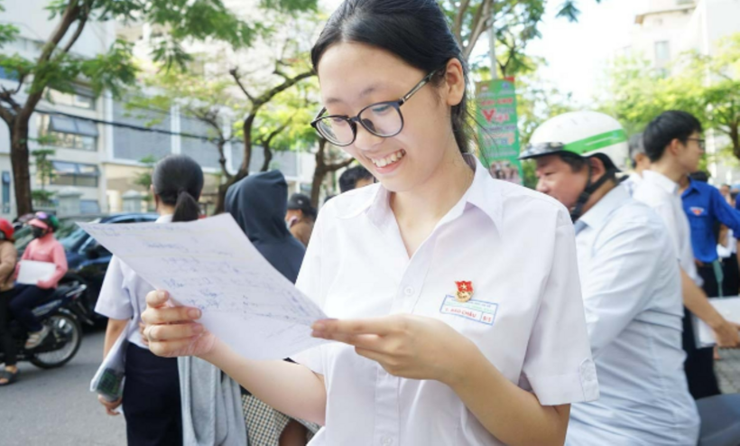 Thí sinh rạng rỡ sau khi kết thúc môn thi. Ảnh: VOV