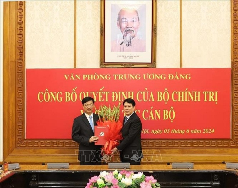 Đại tướng Lương Cường, Ủy viên Bộ Chính trị, Thường trực Ban Bí thư tặng hoa chúc mừng Thượng tướng Nguyễn Duy Ngọc giữ chức Chánh Văn phòng Trung ương Đảng