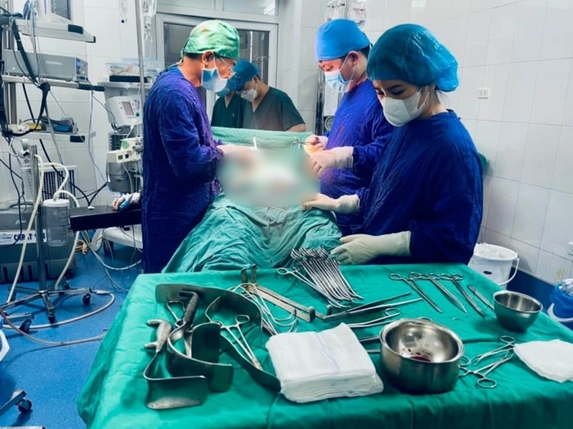 Các bác sĩ tiến hành phẫu thuật cho bệnh nhân. Ảnh: Pháp Luật TP.HCM