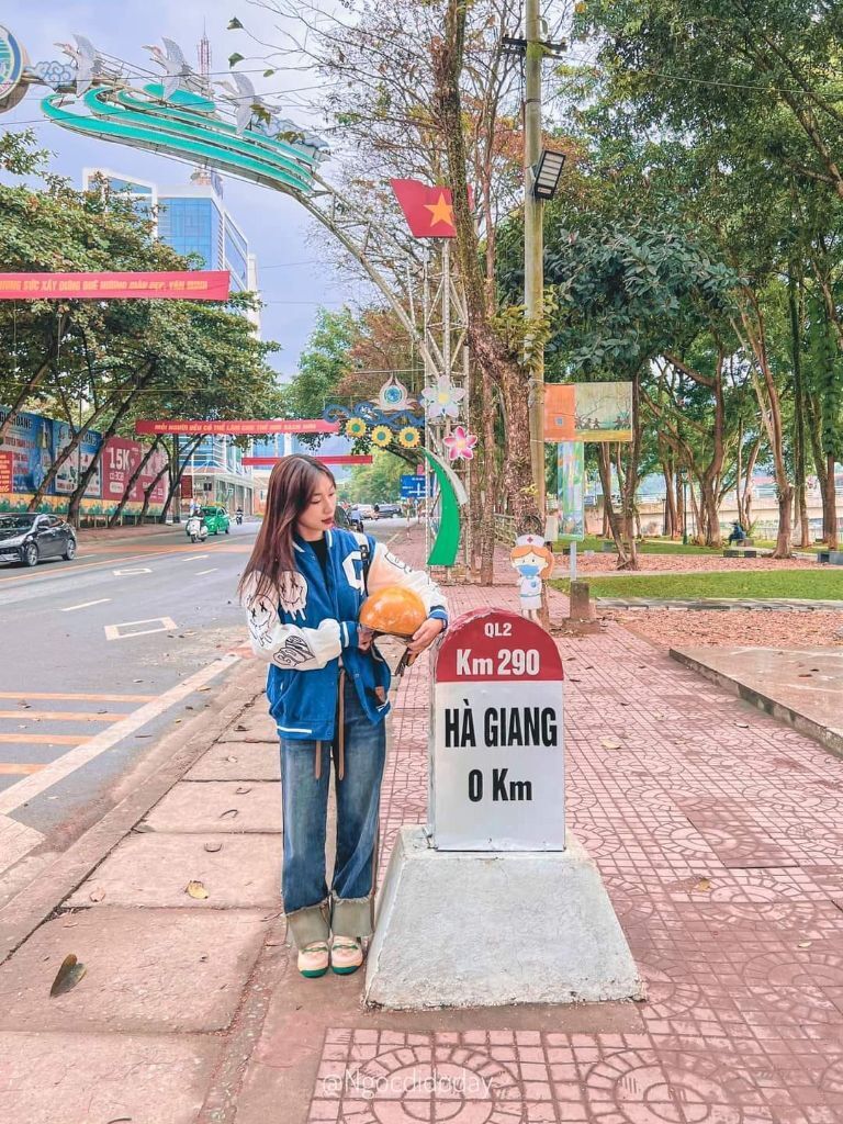 Cột mốc số 0 Hà Giang được nhiều bạn trẻ ưa thích check in khi đến đây.