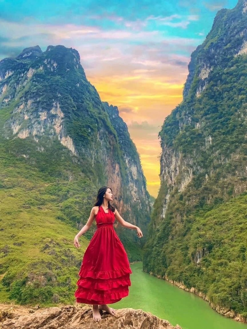 Sông Nho Quê như một dải lụa uốn lượn qua từng rặng núi cao chót vót.