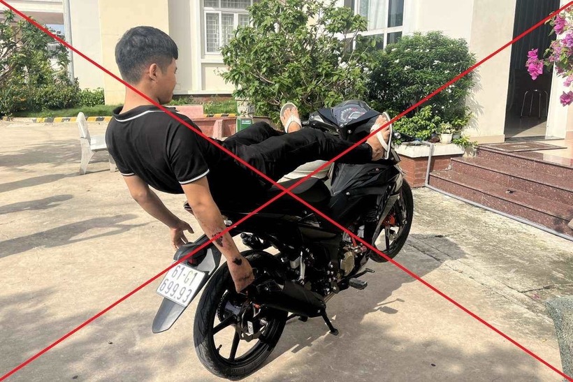 Đ.X.T thực hiện lại hành vi nằm ngửa điều khiển xe máy tốc độ cao. Ảnh: Lao Động