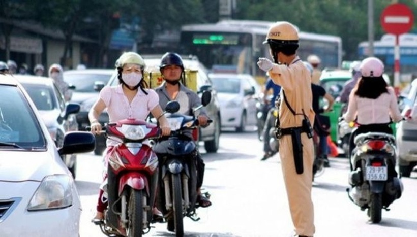 Việc tuân thủ hiệu lệnh của cảnh sát giao thông là bắt buộc và được ưu tiên hơn so với tín hiệu đèn giao thông.