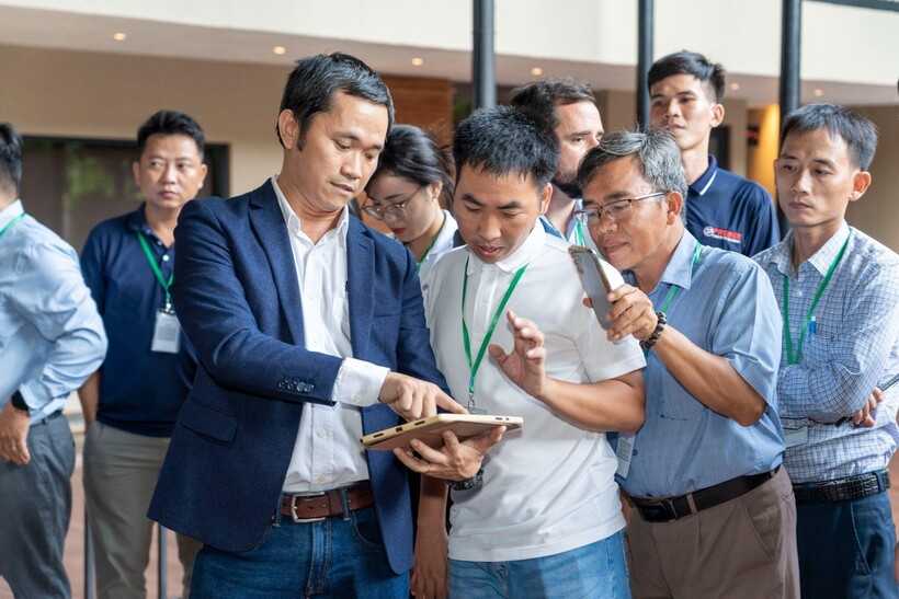 Ông Nguyễn Anh Việt chia sẻ về phương pháp đánh bóng sàn giúp đảm bảo chất lượng và thẩm mỹ cho công trình.