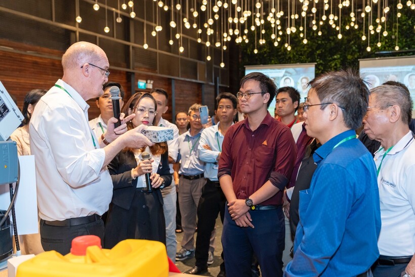 Phần trải nghiệm trên mẫu sản phẩm của ông Laurent và bà Thúy Bình - Sika Việt Nam mang đến nhiều thông tin bổ ích và thực tiễn cho khách tham dự.