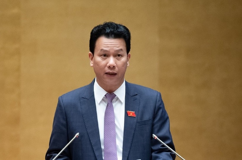 Bộ trưởng Bộ Tài nguyên và Môi trường Đặng Quốc Khánh là thành viên Chính phủ đầu tiên "đăng đàn" trả lời chất vấn tại Quốc hội. Ảnh: Tuổi Trẻ