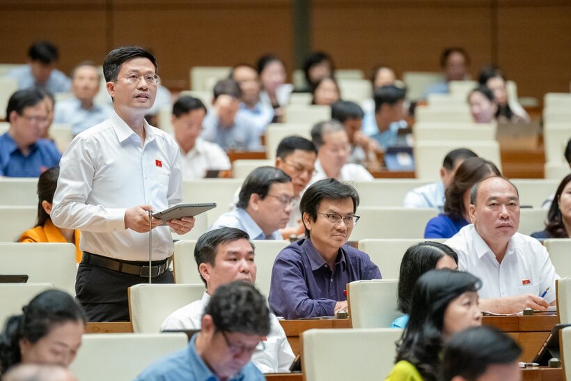 Đại biểu Đỗ Chí Nghĩa tranh luận với Bộ trưởng Bộ Công thương.