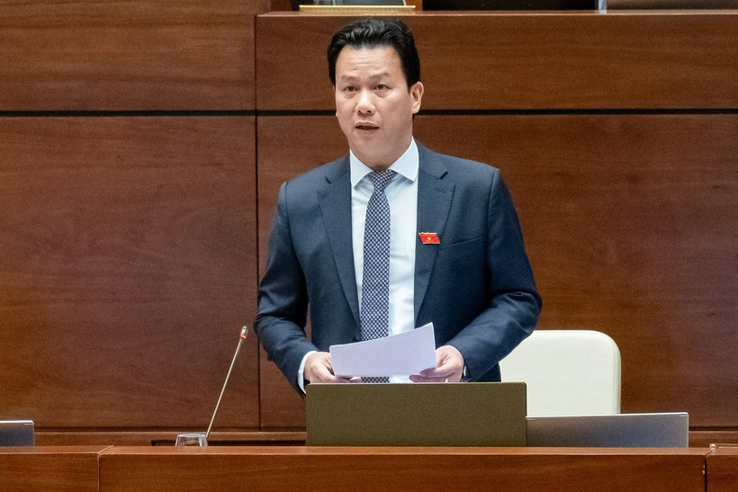 Bộ trưởng Bộ Tài nguyên và Môi trưởng trả lời tại phiên chất vấn (Ảnh: Media Quốc hội).