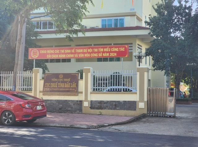 Ngành thuế Đắk Lắk liên tiếp thông báo tạm hoãn xuất cảnh đối với đại diện theo pháp luật của các doanh nghiệp nợ thuế. (Ảnh: NLĐ)