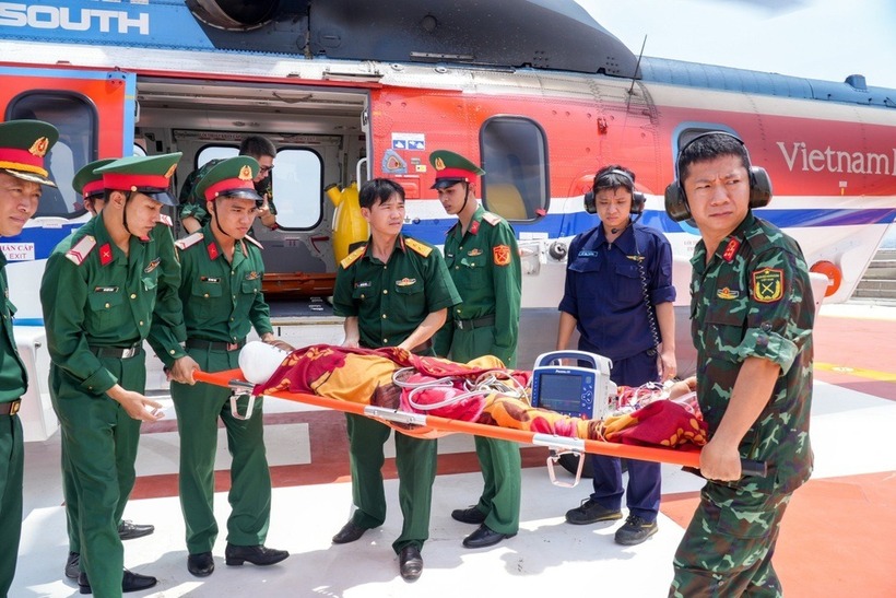 Trực thăng hạ cánh tại đảo Song Tử Tây để vận chuyển bệnh nhân về đất liền (Ảnh: BV175).