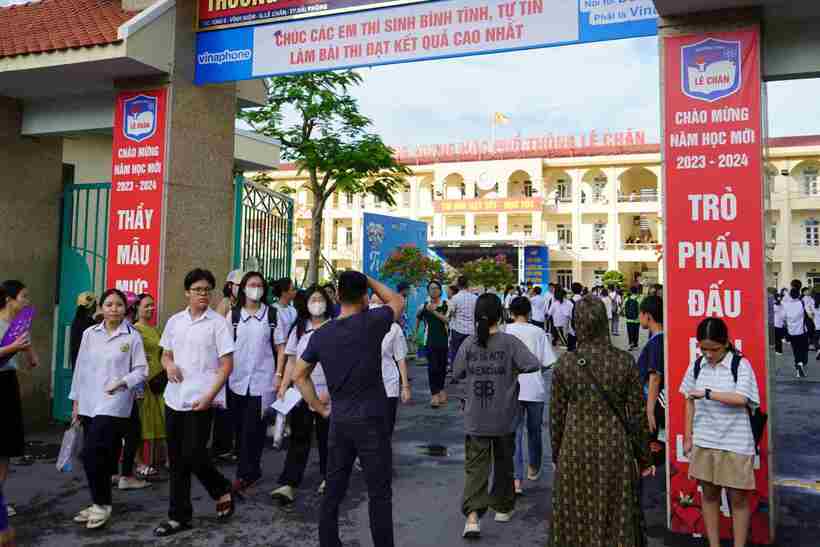 Thành phố huy động 3.144 cán bộ giáo viên, nhân viên tham gia coi thi. Sáng 4/6, các thí sinh thi môn đầu tiên là ngữ Văn, chiều cùng ngày thi Tiếng Anh. Sáng 5/6, các thí sinh thi môn Toán.