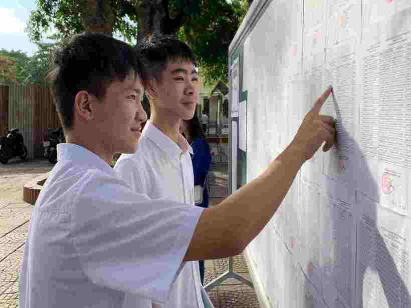 Tại điểm thi Trường THPT Lê Quý Đôn, nhiều thí sinh cũng đến từ 6h30 để xem lại danh sách, số báo danh, sơ đồ các phòng thi.