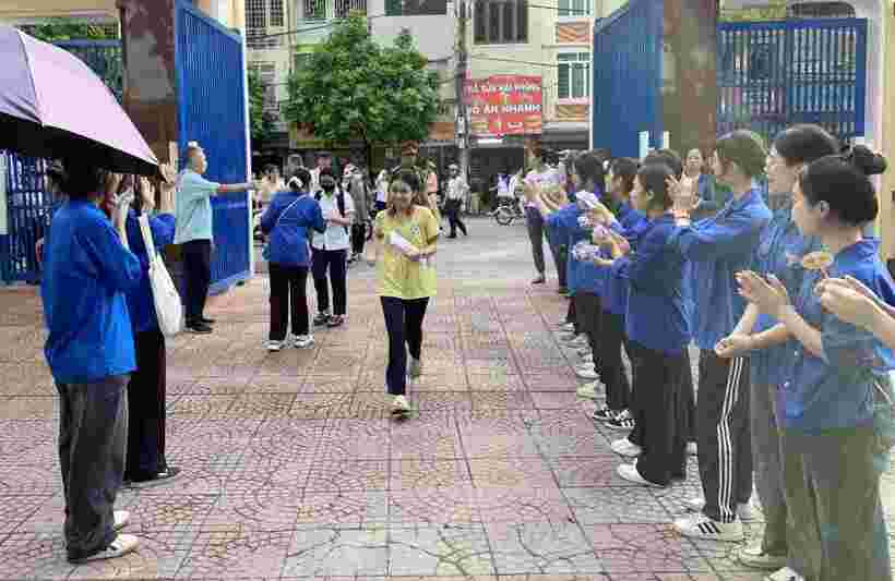 Đội ngũ tình nguyện viên nhiệt tình cổ vũ tinh thần các thí sinh.