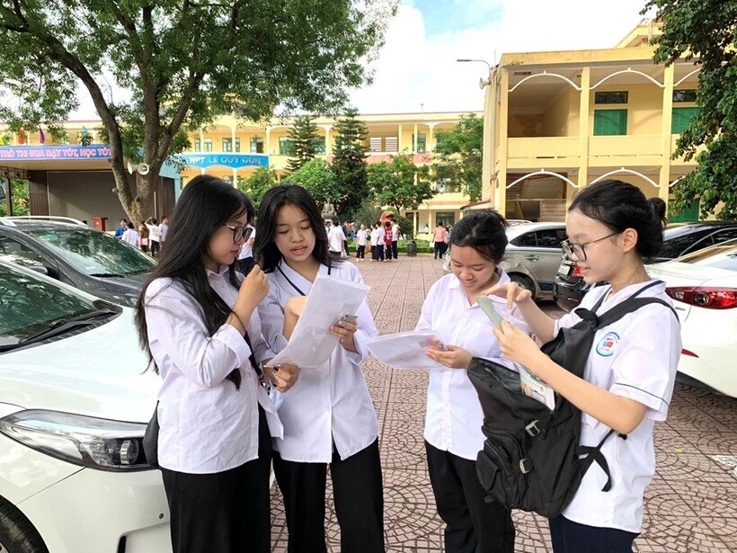 Nhóm thí sinh nữ cùng nhau ôn lại bài trước khi bước vào môn thi đầu tiên kỳ thi tuyển sinh lớp 10 THPT.