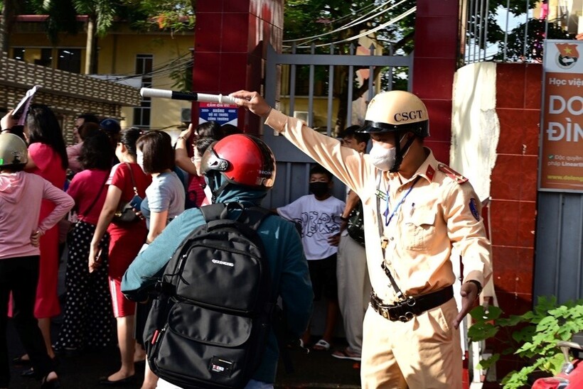 Lực lượng Công an thực hiện phân luồng, điều tiết giao thông bảo đảm an toàn, an ninh trật tự chung quanh khu vực cổng trường điểm thi.