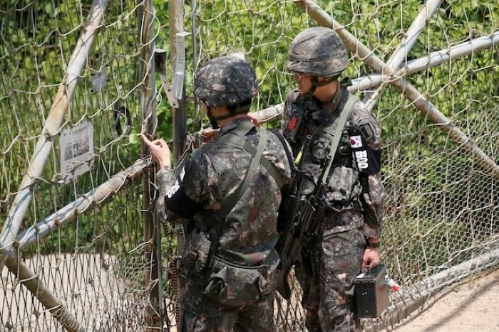 Binh sĩ Hàn Quốc tại một trạm gác gần khu phi quân sự (DMZ) ngăn cách hai miền Triều Tiên vào 6/2020. Ảnh: Reuters