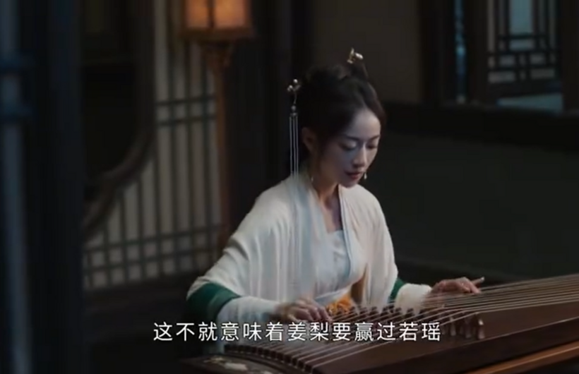 Khương Lê luyện tập đàn trước khi phần thi cuối cùng bắt đầu.