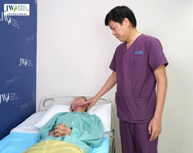 TS.BS Nguyễn Phan Tú Dung, Giám đốc bệnh viện thăm khám cho bệnh nhân. Ảnh: BVCC.