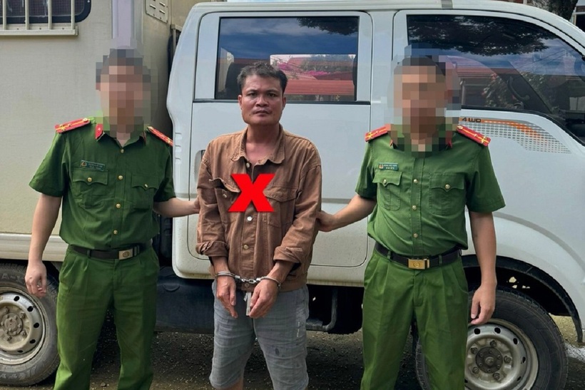 Đối tượng trốn truy nã Nguyễn Tăng Minh bị bắt giữ và dẫn giải về Công an huyện (Ảnh: Công an Thanh Hóa).