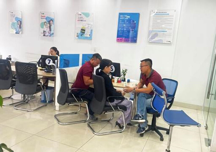 Bà N.T.D. được cán bộ Phòng An ninh mạng và Phòng, chống tội phạm sử dụng công nghệ cao Công an tỉnh Đồng Nai trao đổi và giải thích. Ảnh: Người Đưa Tin Pháp luật.