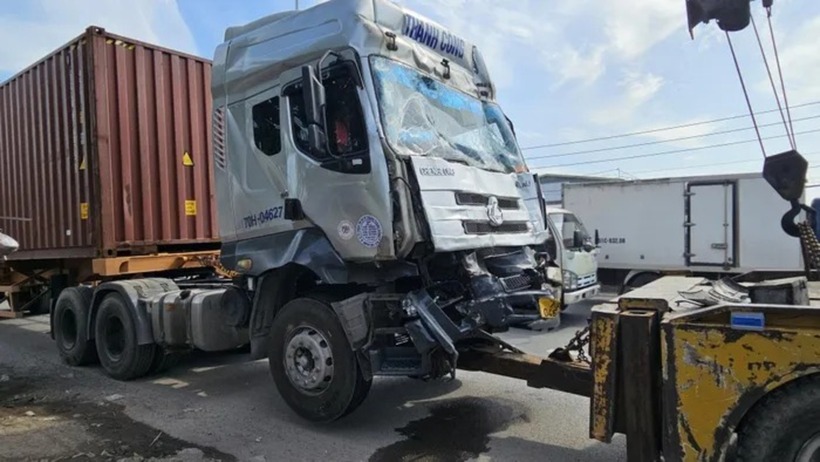 Tai nạn liên hoàn 5 xe trên quốc lộ 22, TP.HCM khiến các phương tiện hư hỏng, giao thông ùn tắc kéo dài. Ảnh: VietNamNet