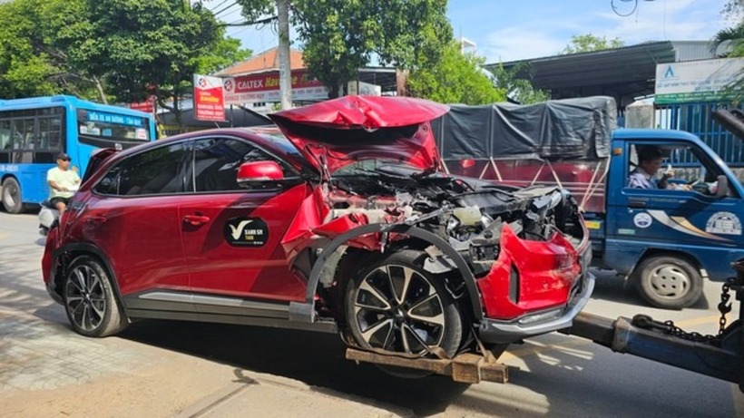 Đầu ô tô 5 chỗ biến dạng. Ảnh: Người Lao Động