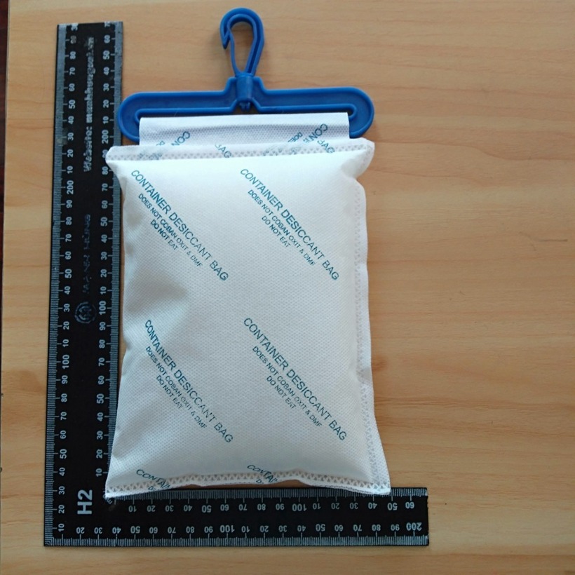 Túi hút ẩm giúp ngăn ngừa sự phát triển của nấm mốc và vi khuẩn gây mùi hôi, bảo vệ chất liệu và màu sắc của quần áo và giày dép. Ảnh minh họa