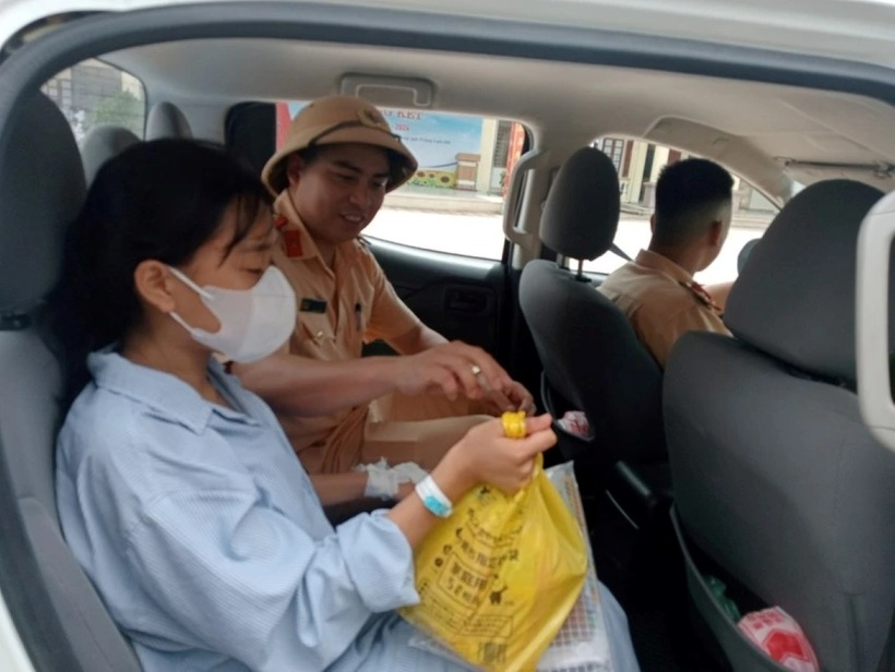 Nguyễn Thị Ánh Nguyệt được CSGT đưa đón. Ảnh: Pháp luật TP.HCM