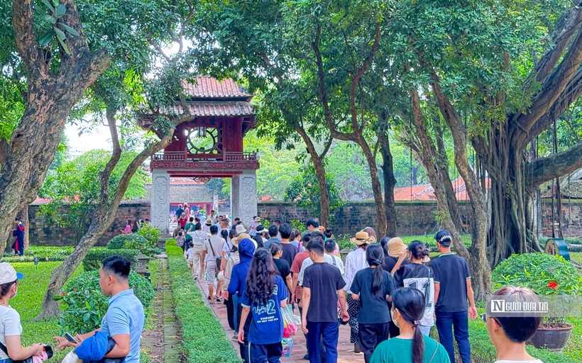 Theo ghi nhận của báo Hà Nội mới, trong những ngày qua, nhiều phụ huynh, học sinh trên địa bàn Hà Nội đã đến Văn Miếu - Quốc Tử Giám dâng hương để cầu may, mong muốn đỗ đạt trong kỳ thi quan trọng này.