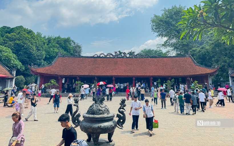 Mặc dù thời tiết khá nóng bức nhưng những sĩ tử đã có mặt từ rất sớm.