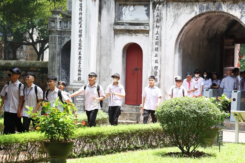 Ai nấy cũng phấn khởi đến thành tâm lễ cầu may trước kỳ thi quan trọng.
